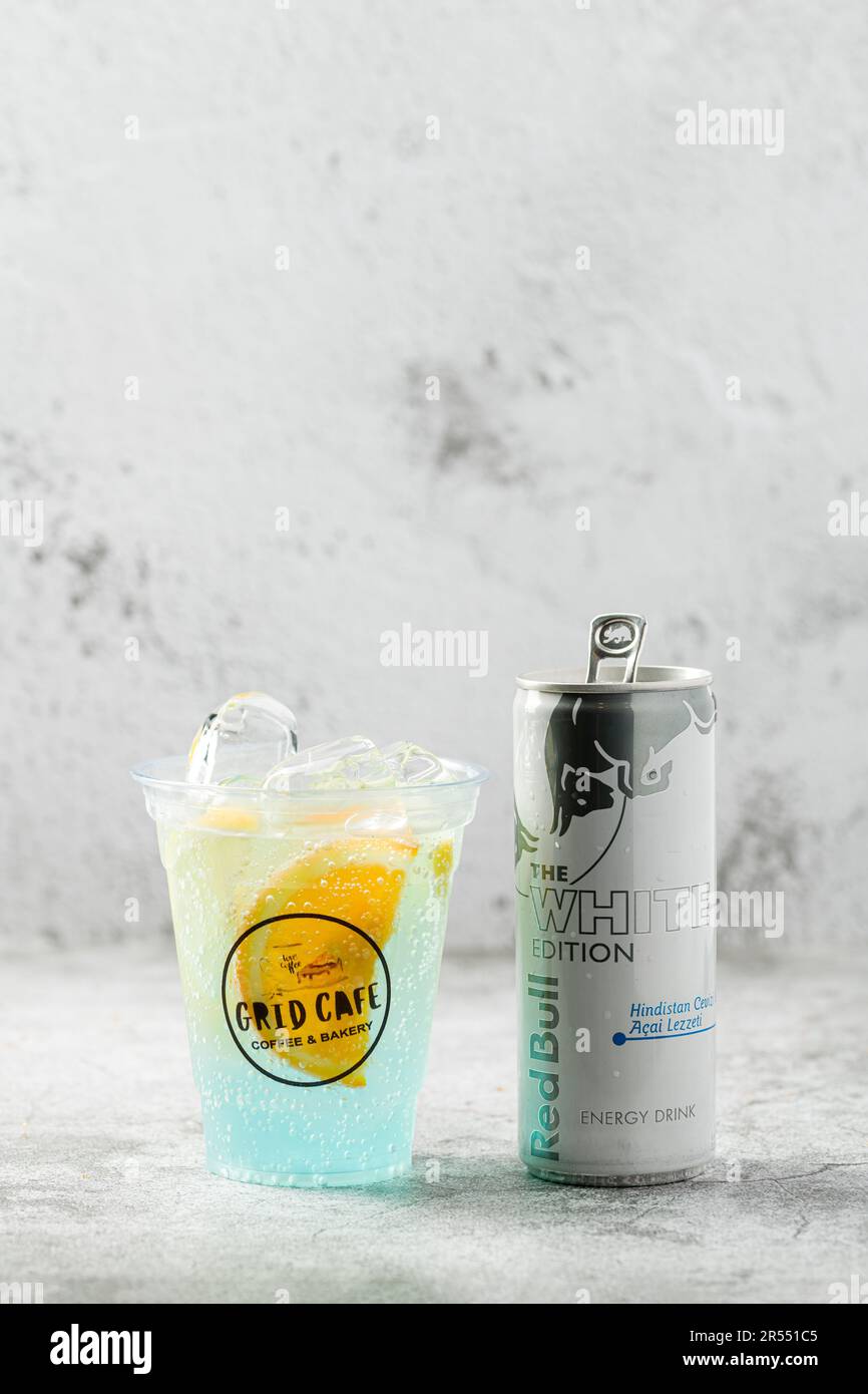 Antalya, Türkei - 10. Mai 2023 : Red Bull White Edition, das neue Produkt der Marke Red Bull Energy Drink Stockfoto