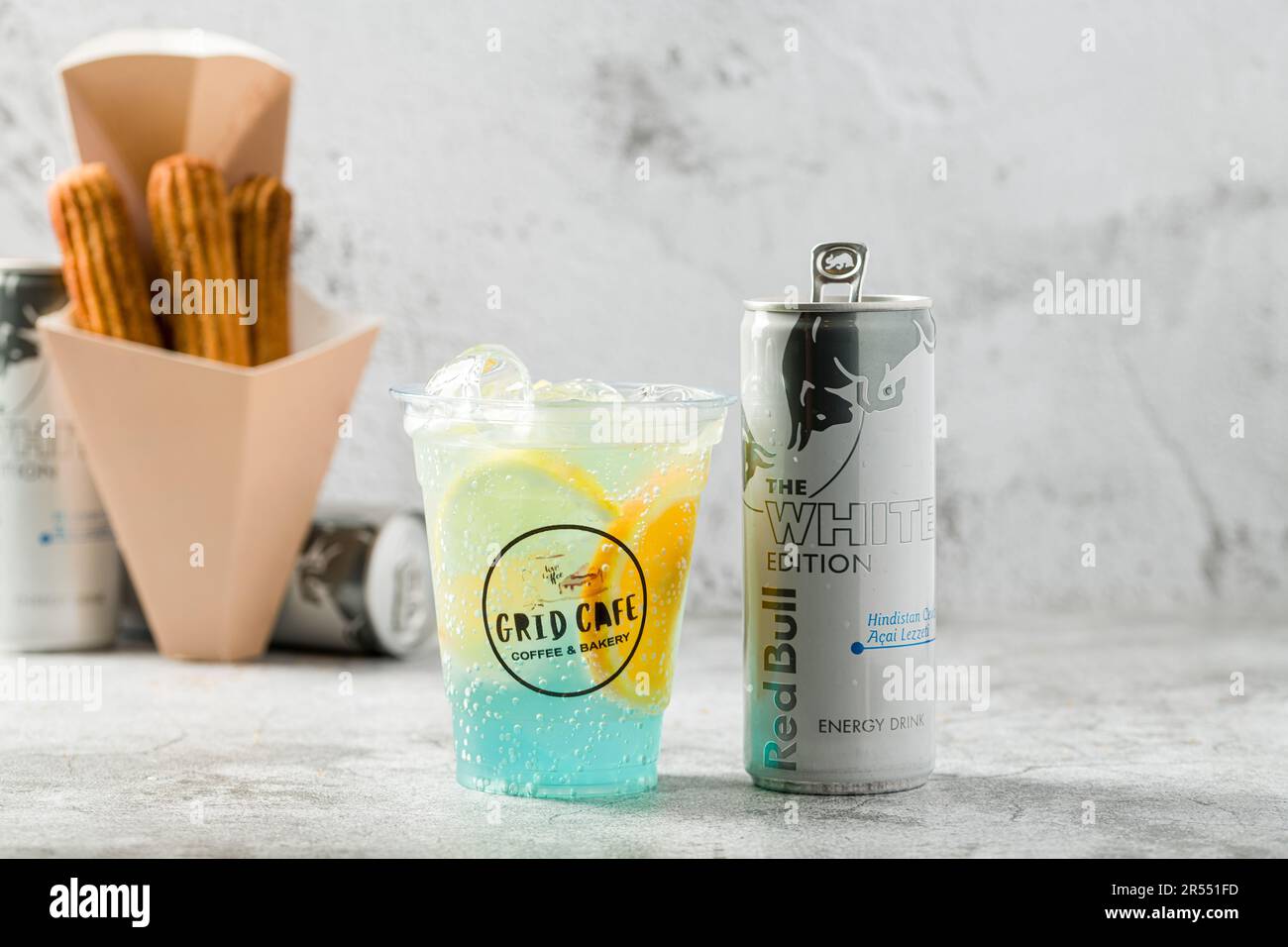 Antalya, Türkei - 10. Mai 2023 : Red Bull White Edition, das neue Produkt der Marke Red Bull Energy Drink Stockfoto