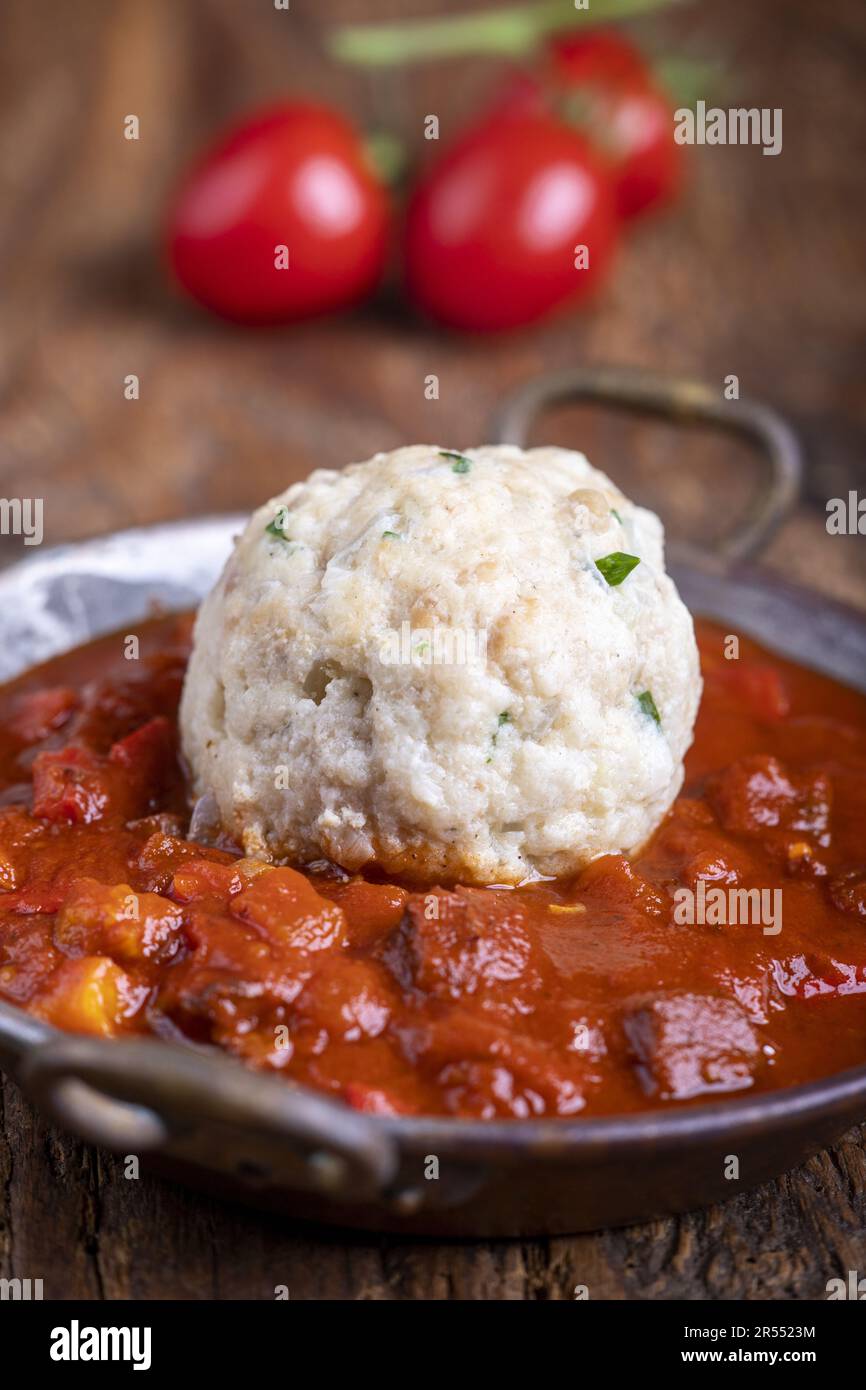 Ungarischer Gulasch Mit Knödeln Auf Holz Stockfoto