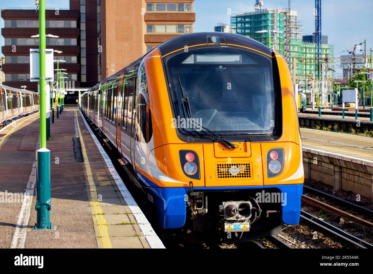 London Overground-Zug am Bahnhof Watford Junction, Hertfordshire, England, Großbritannien Stockfoto