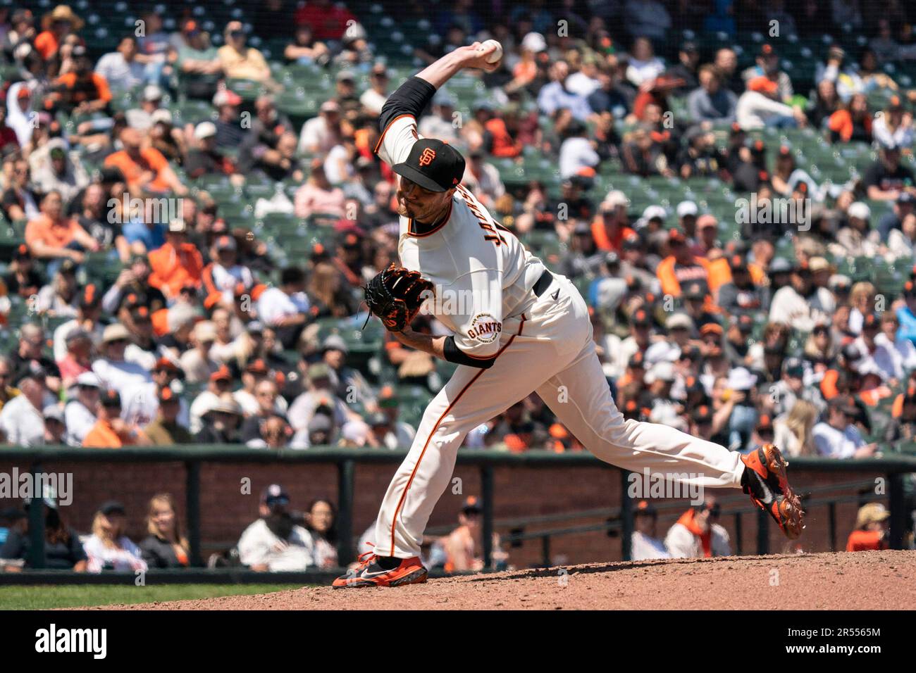 Luke Jackson (77), der Relief-Pitcher der San Francisco Giants, wirft während eines Spiels der MLB gegen die Pittsburgh Pirates am Mittwoch, den 31. Mai 2023, im Oracle Park Stockfoto