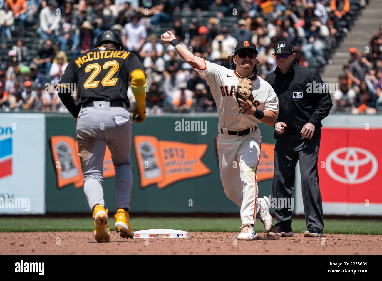 Der Mittelfeldspieler Brett Wisely (70) der San Francisco Giants versucht, während eines Spiels der MLB gegen die Pittsburgh Pirates am Mittwoch, den Mai, ein Doppelspiel zu drehen Stockfoto