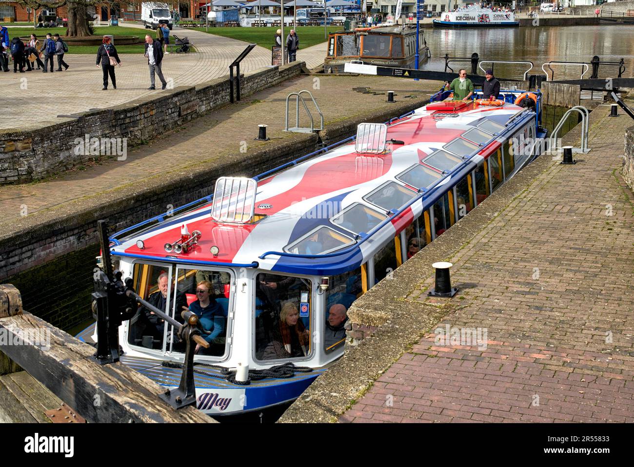 Vergnügungs-Touristenschiff, das durch die Kanalschleuse in Stratford-upon-Avon England navigiert Stockfoto Vergnügungs-Touristenschiff, das durch die Kanalschleuse in Stratford-upon-Avon England navigiert Stockfoto