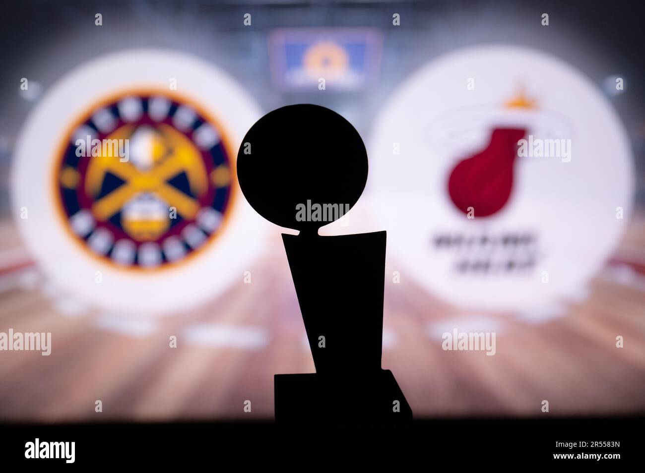 MIAMI, USA, 31. MAI 2023: Die ultimative Suche nach NBA-Ruhm: Denver Nuggets gegen Miami Heat treten im Finale inmitten der rätselhaften Silhouette gegeneinander an Stockfoto