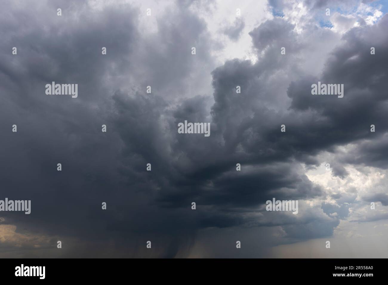 Hintergrundüberlagerung: Gewitter am Himmel. Ideal für den Austausch von Himmel, Bildschirmschoner oder andere Anwendungen Stockfoto
