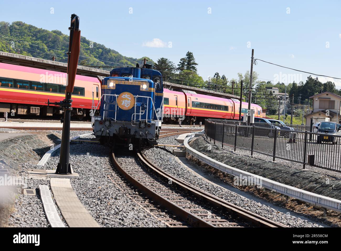 Kinugawa, Japan – Mai 2 2023: Diesel Locomotive Taiju (DL) hält an den Haltestellen Tobu-Nikko und Shimo-Imaichi, einer der Dieselkraftstoffanlagen der Linie Tobu Nikko, Stockfoto