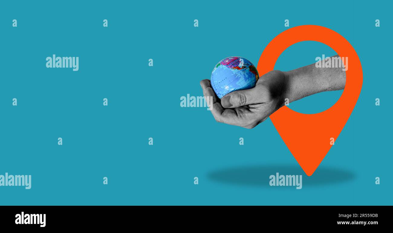 Eine digitale Collage zeitgenössischer Kunst. Handkugel mit Navigationssymbol, blauer Hintergrund mit Platz für Text. Stockfoto
