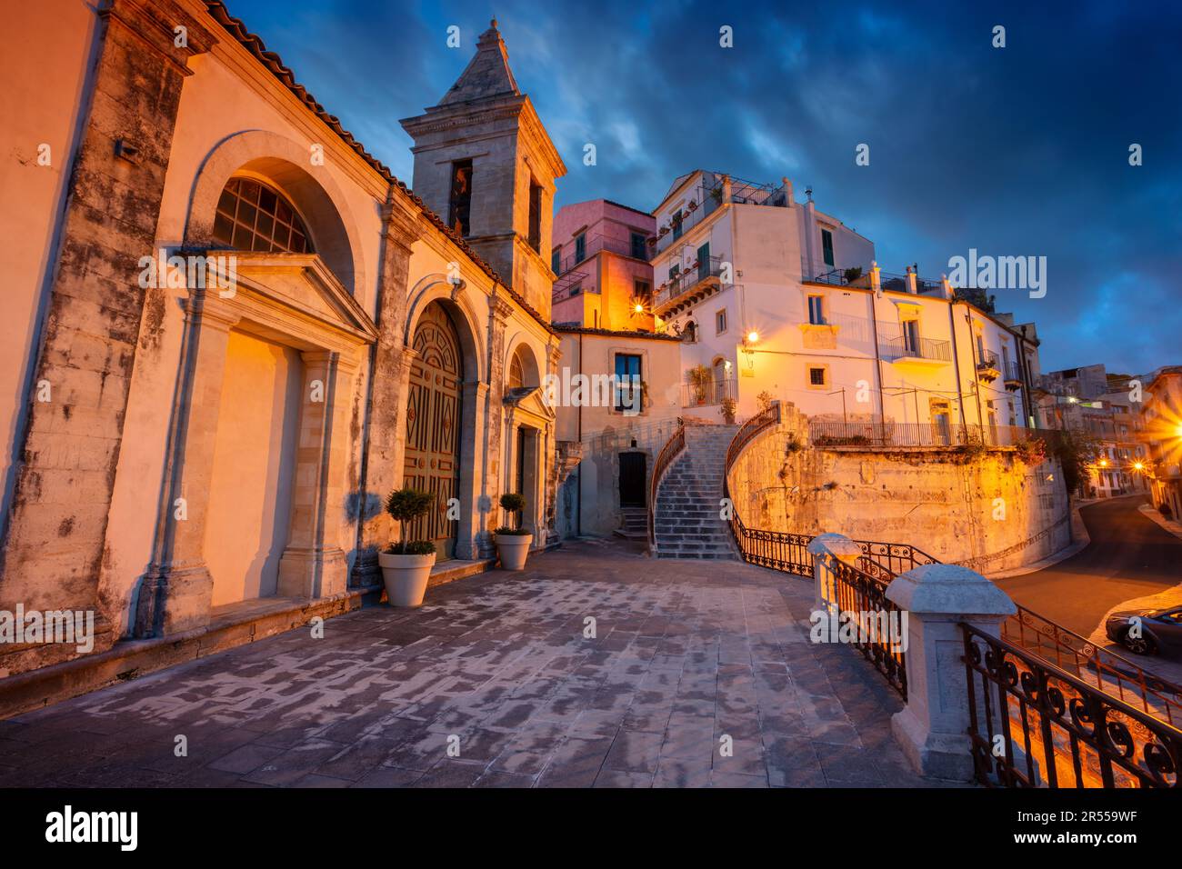 Ragusa, Sizilien, Italien. Stadtbild der historischen Stadt Ragusa, Sizilien mit dem St. Maria der Treppe Kirche (Santa Maria delle Skala) bei Sonnenuntergang. Stockfoto