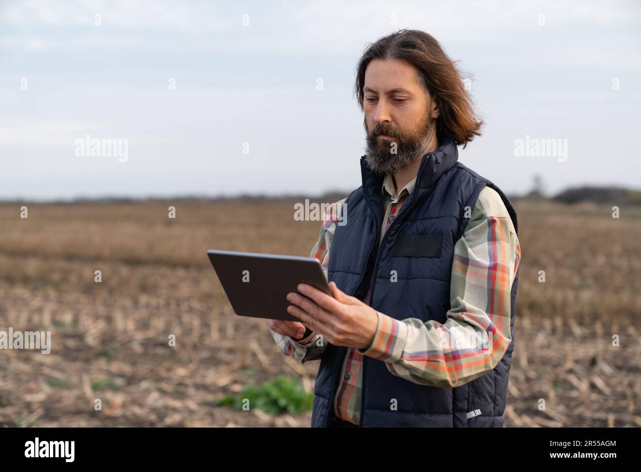 Landwirt mit digitalem Tablet auf einem landwirtschaftlichen Feld. Intelligente Landwirtschaft und digitale Landwirtschaft. Hochwertiges Foto Stockfoto