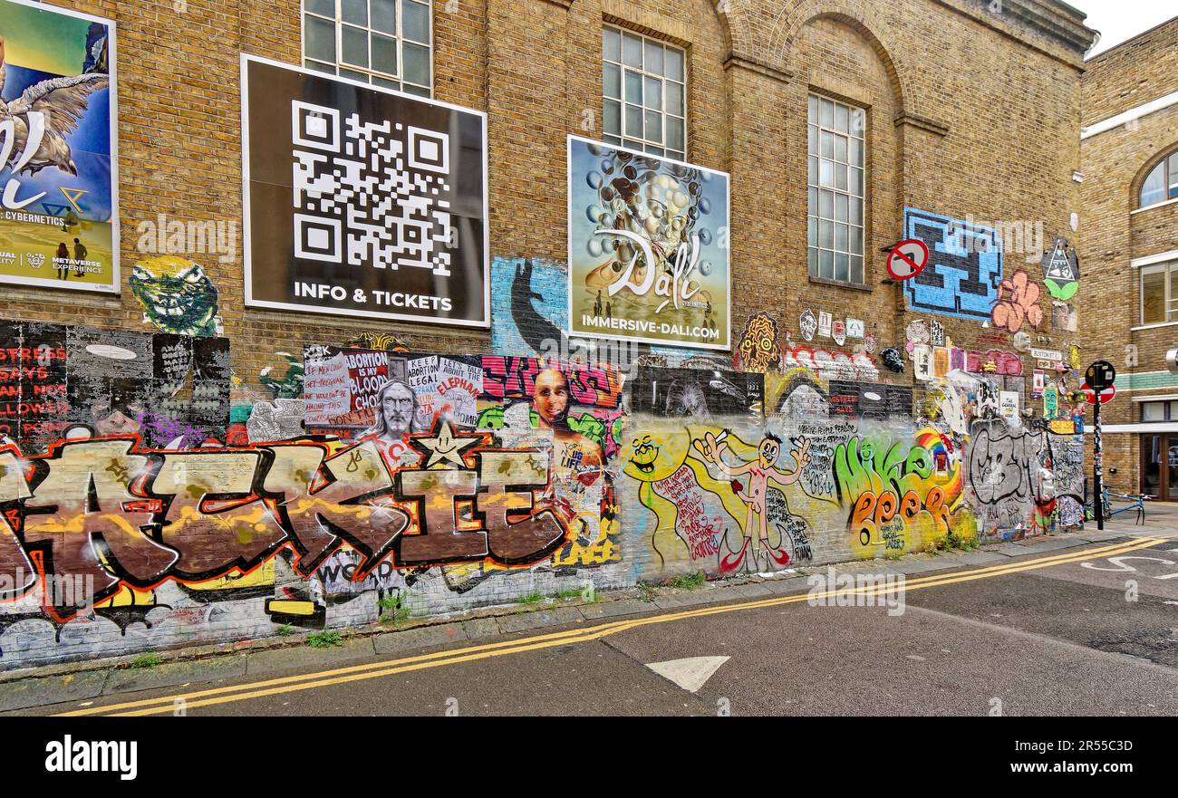 London Brick Lane Tower Hamlets Geschäfte Cafés Restaurants große Mauer in der Buxton Street mit Models-Gaffiti und Nachrichten Stockfoto