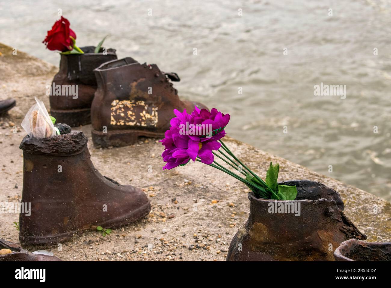 budapest, ungarn - 16. april 2023 Schuhe auf der donaubank, ein Denkmal, das zum Gedenken an die Juden geschaffen wurde, die im Zweiten Weltkrieg zwischen 1944 getötet wurden Stockfoto