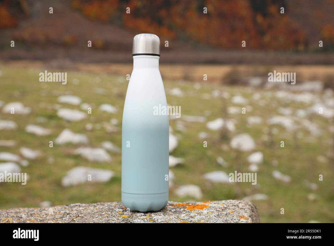 Wärmflasche auf Felsen in den Bergen. Platz für Text Stockfoto