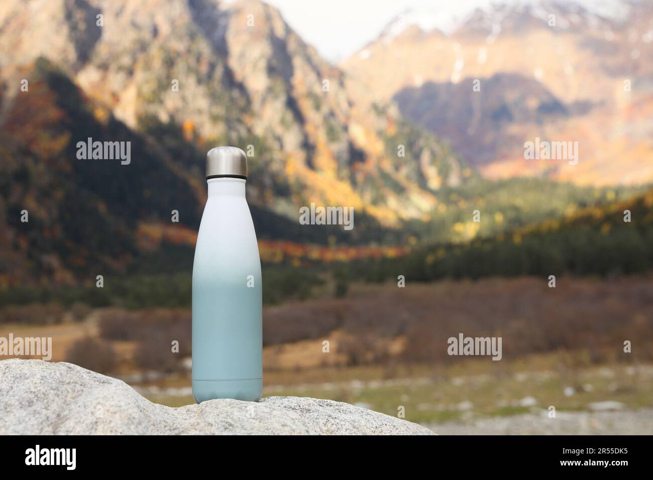 Wärmflasche auf Felsen in den Bergen. Platz für Text Stockfoto