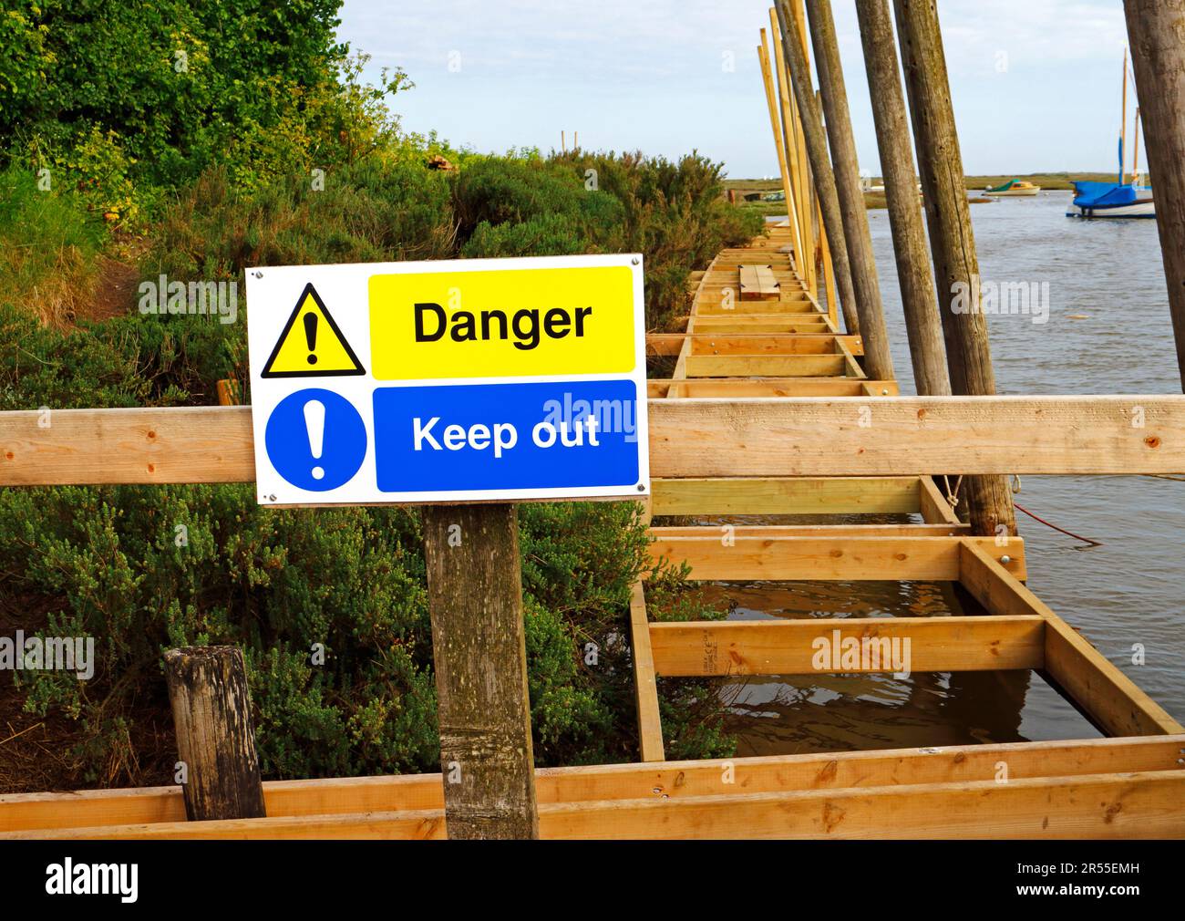 Hinweis auf Gefahr und durch Bau und Austausch von Bereitstellungs- und Verankerungseinrichtungen am Wasser in Blakeney, Norfolk, England, Großbritannien, fernhalten. Stockfoto