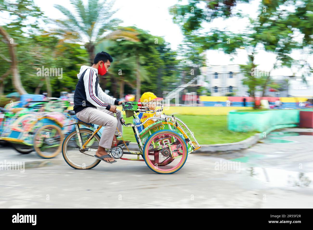 „Becak“ ist ein traditioneller Transport, den Sie in Indonesien sehen können Stockfoto