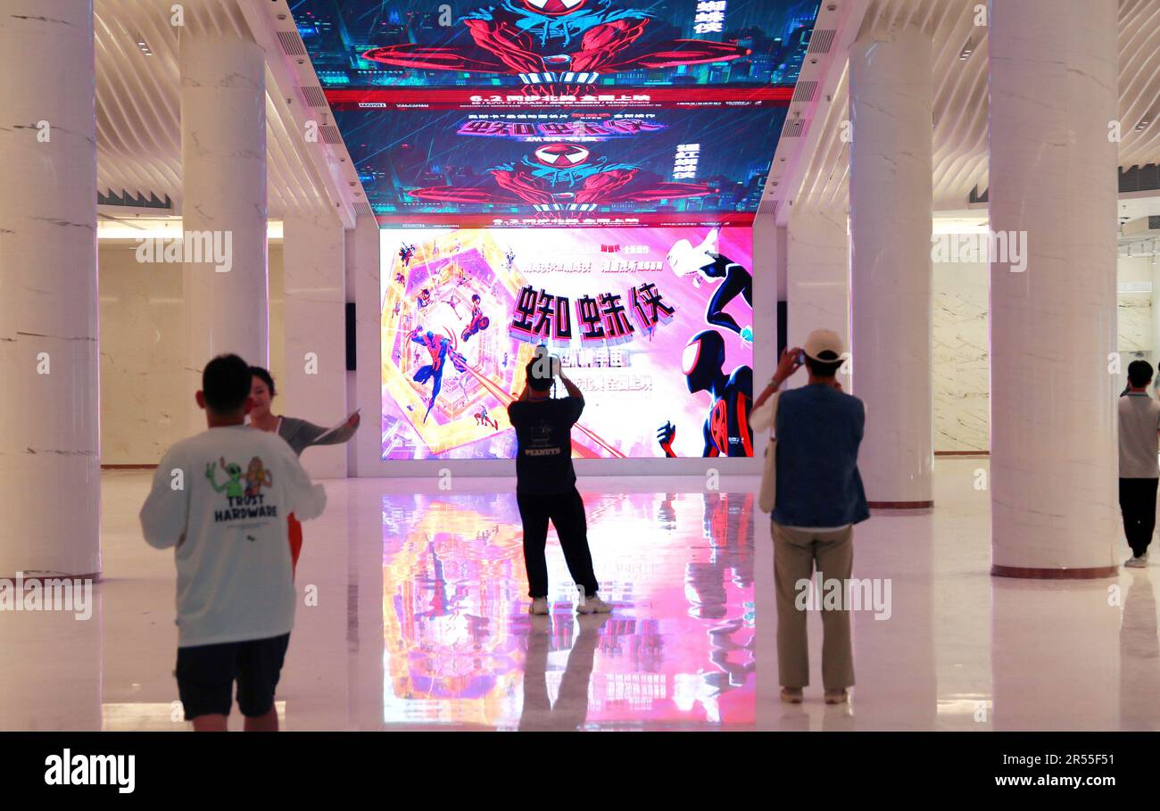 SHANGHAI, CHINA – 31. MAI 2023 – Kunden sehen im Shanghai Cinema in Shanghai, Chi, einen LED-Bildschirm, der den Film Spider-man: Across the Universe promotet Stockfoto