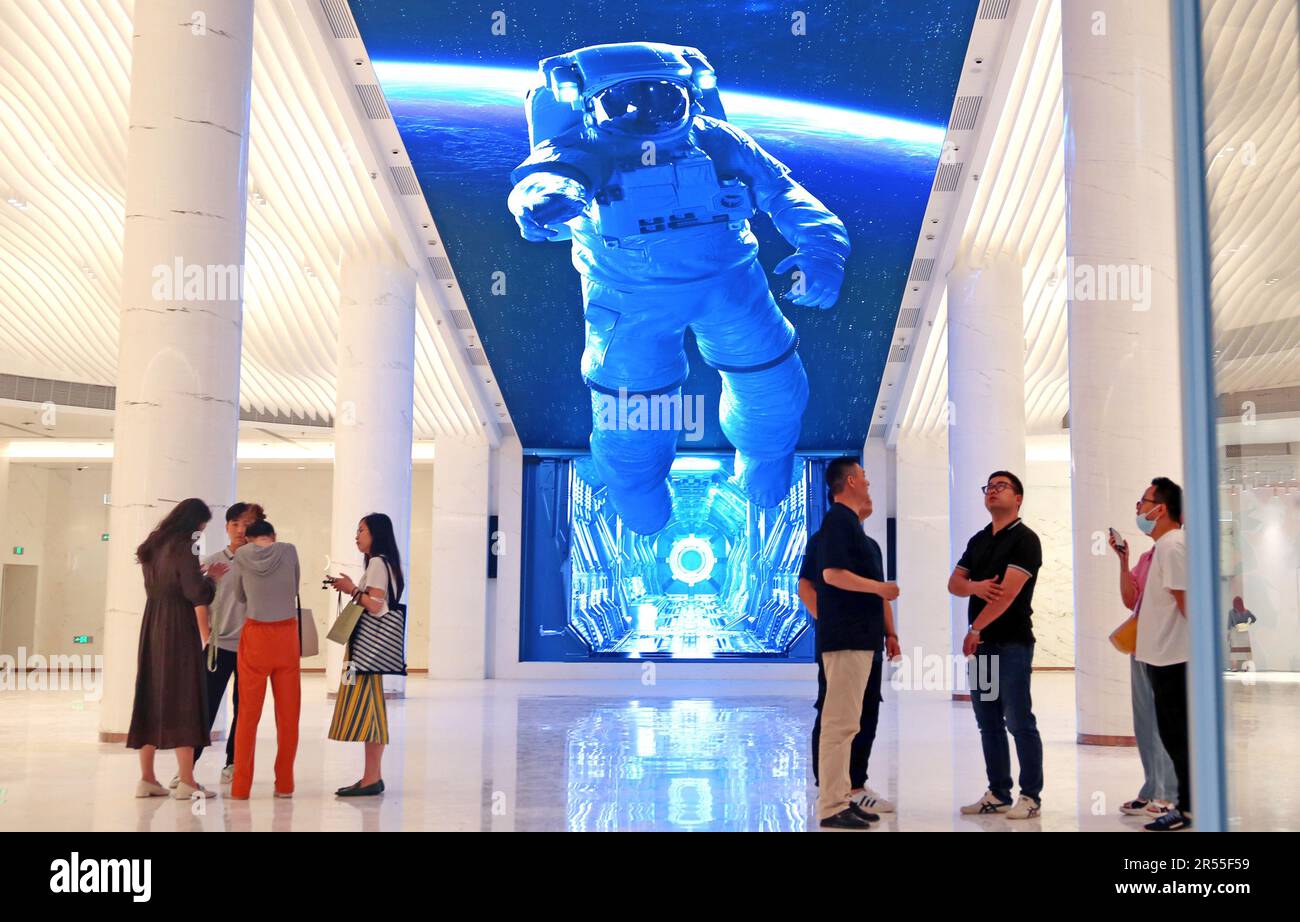 SHANGHAI, CHINA - 31. MAI 2023 - ein LED-Bildschirm, der den Film im Shanghai Cinema in Shanghai, China, am 31. Mai 2023 vorantreibt. Eine Wendeltreppe und ein Leisu Stockfoto