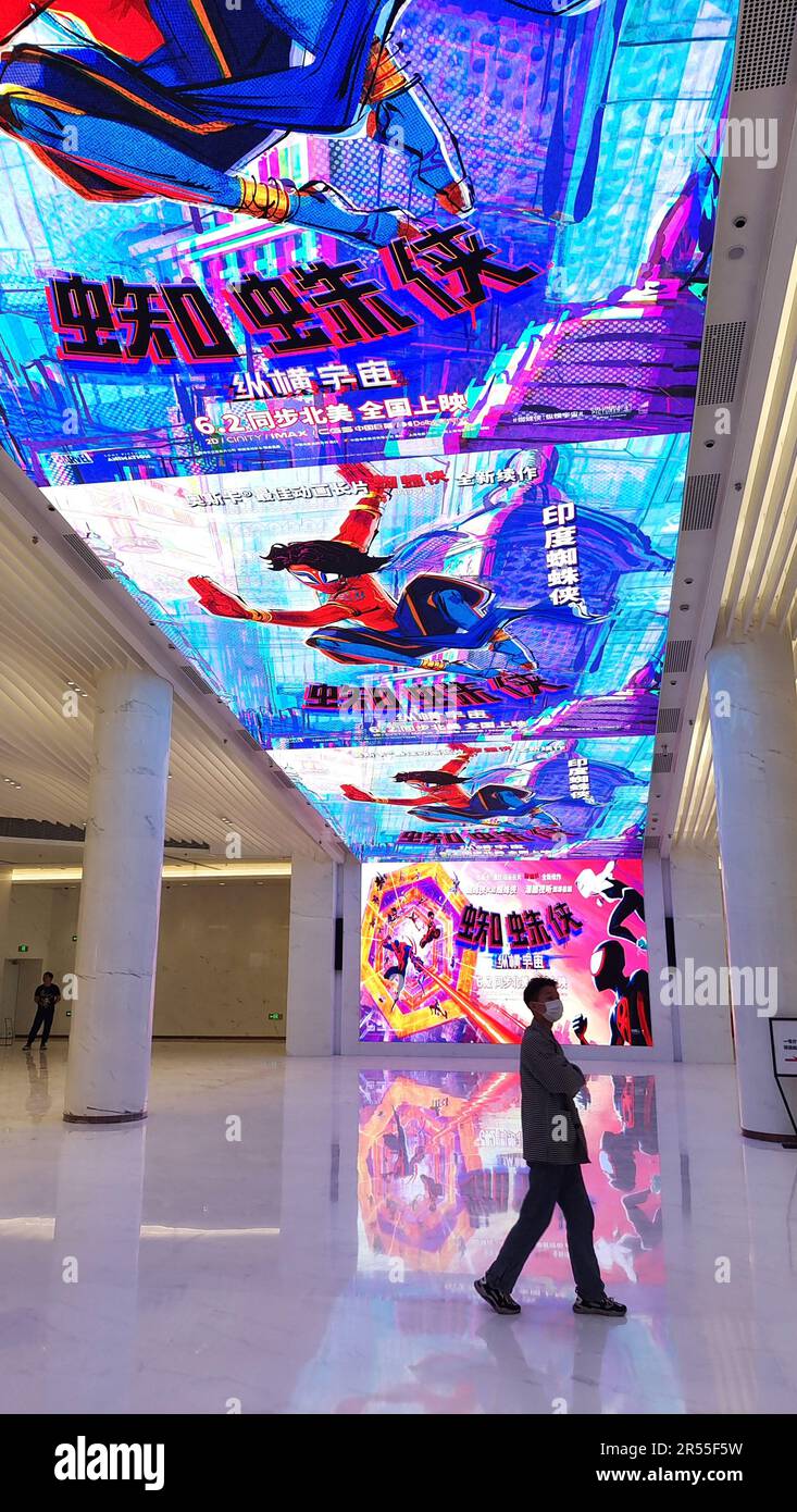 SHANGHAI, CHINA – 31. MAI 2023 – Kunden sehen im Shanghai Cinema in Shanghai, Chi, einen LED-Bildschirm, der den Film Spider-man: Across the Universe promotet Stockfoto