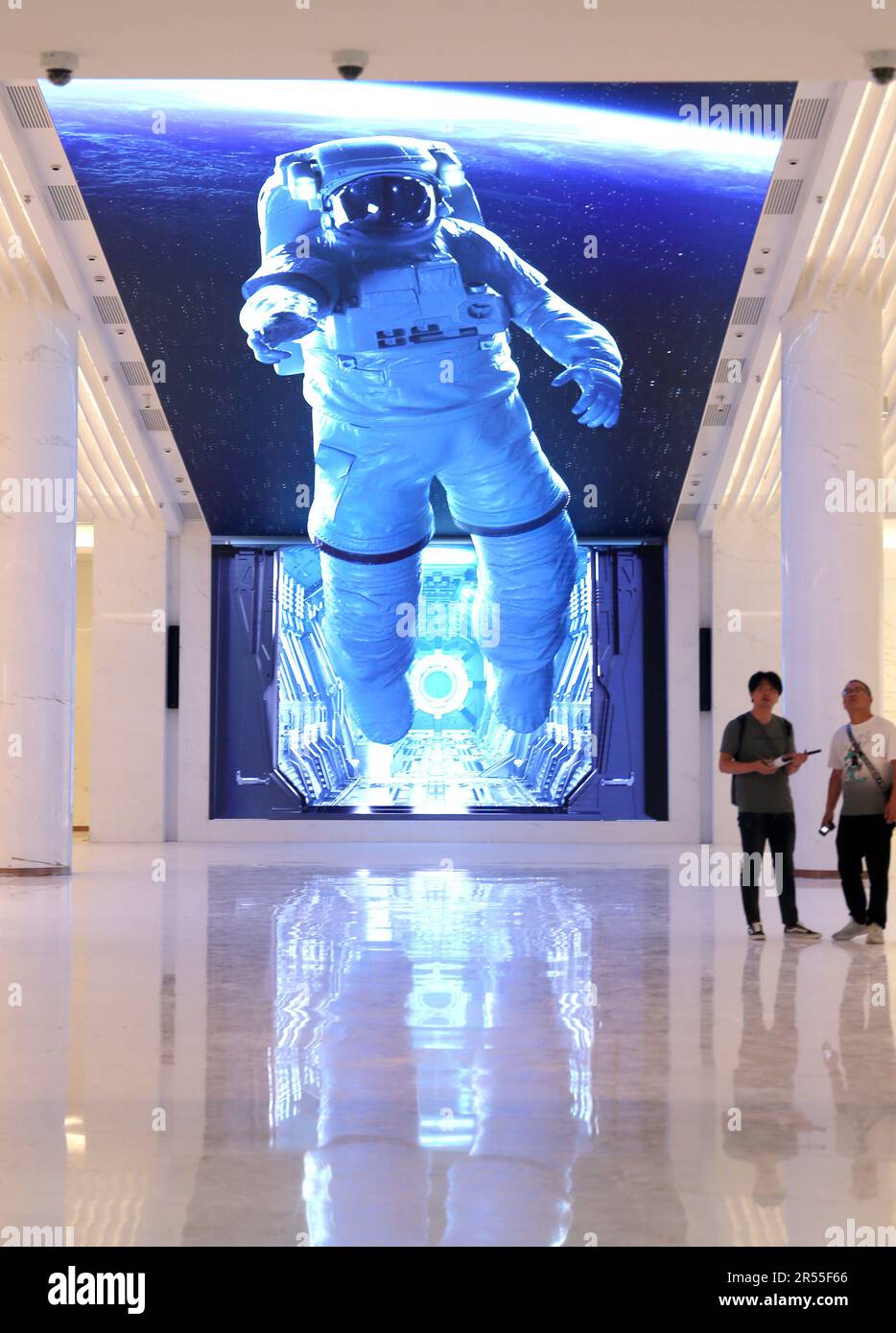 SHANGHAI, CHINA - 31. MAI 2023 - ein LED-Bildschirm, der den Film im Shanghai Cinema in Shanghai, China, am 31. Mai 2023 vorantreibt. Eine Wendeltreppe und ein Leisu Stockfoto