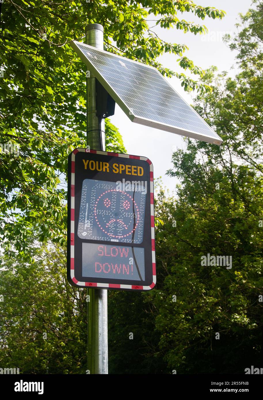 Im Vereinigten Königreich – Schild mit Geschwindigkeitsanzeige an der Pannenhilfe Stockfoto