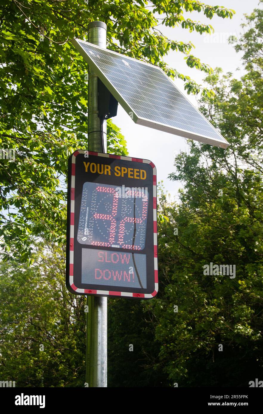 Im Vereinigten Königreich – Schild mit Geschwindigkeitsanzeige an der Pannenhilfe Stockfoto