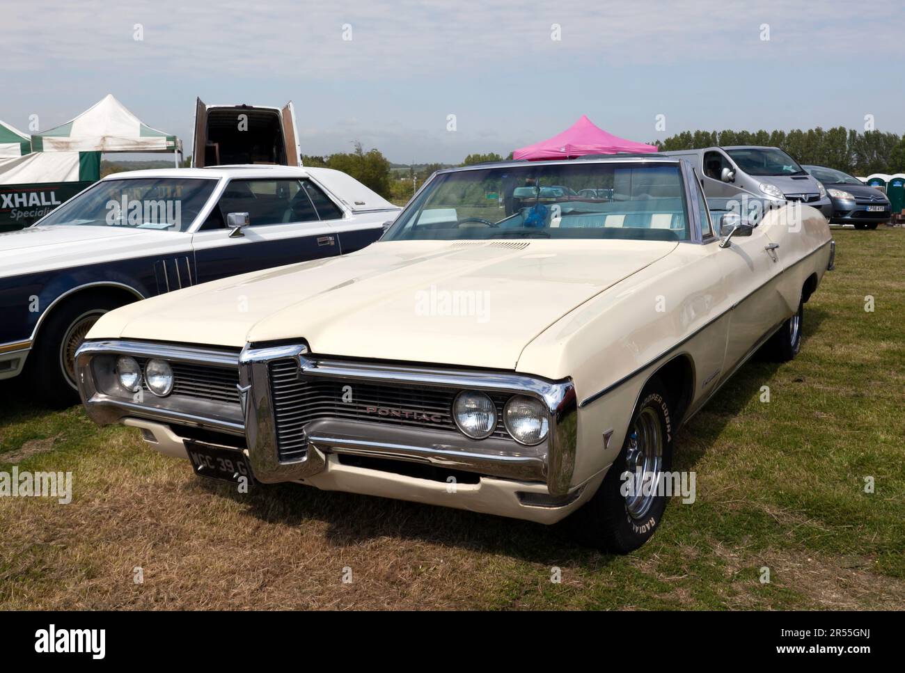 Dreiviertel Vorderansicht eines weißen 1968 Pontiac Parisienne Cabriolets, ausgestellt auf der Deal Classic Car Show 2023 Stockfoto