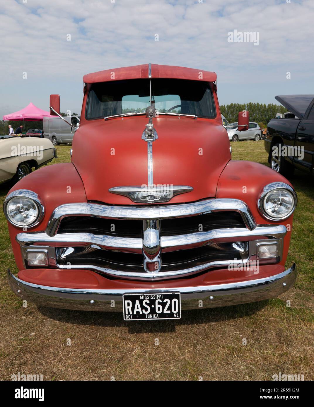 Vorderansicht eines Red, 1955, Chevrolet 3100 Truck, ausgestellt auf der Deal Classic Car Show 2023 Stockfoto