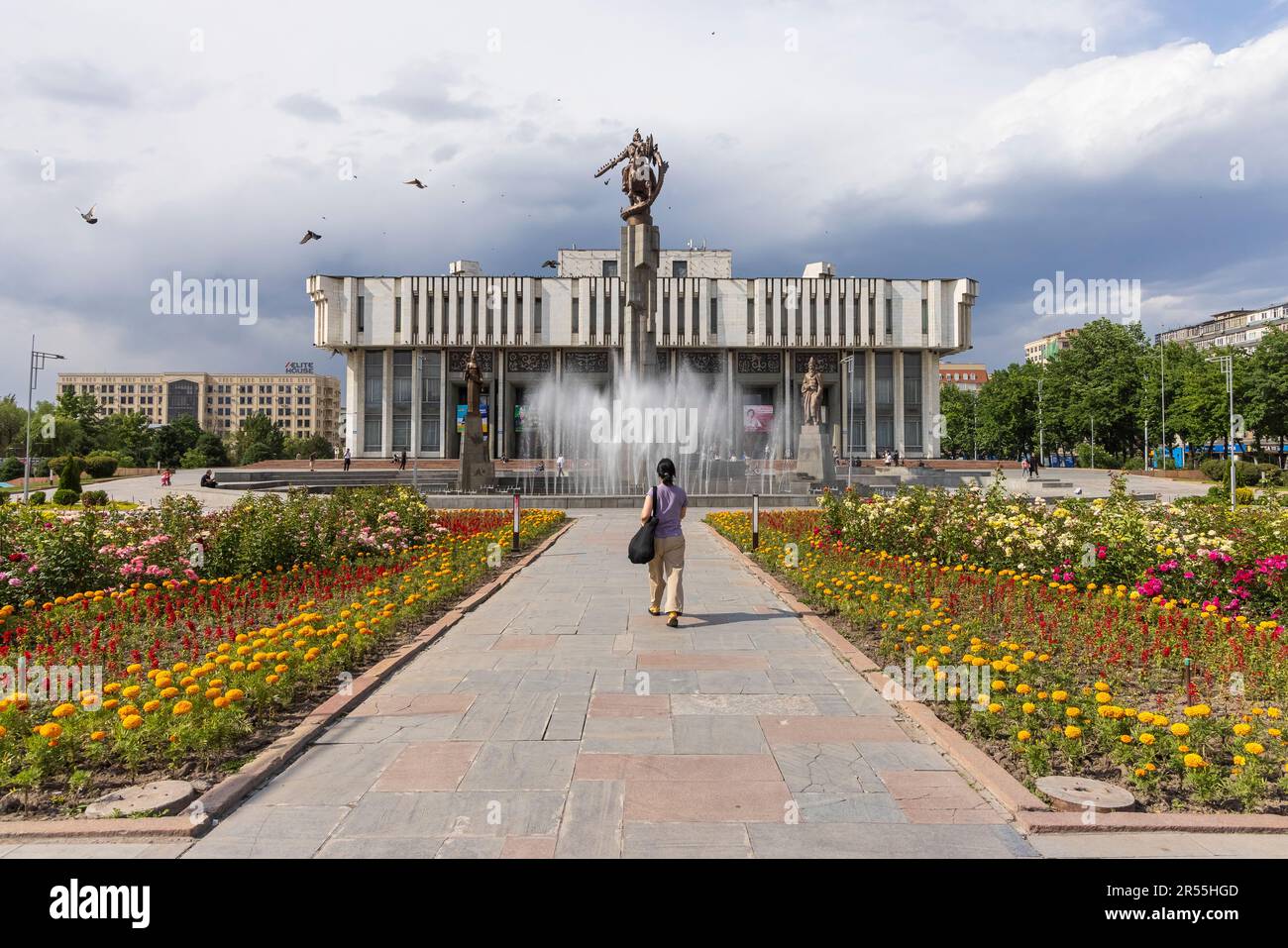 Kirgisische Nationalphilharmonie in Bischkek, Kirgisistan, benannt zu Ehren Toktoguls Satylganow und im brutalistischen Stil in der Sowjetära erbaut Stockfoto