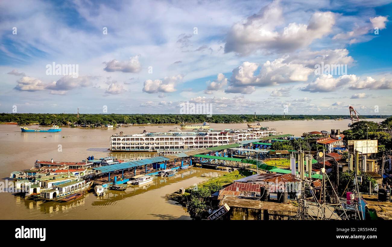 1. Juni 2023, Barishal, Barishal, Bangladesch: Der Hafen von Barisal, offiziell bekannt als Barisal River Port, der nach Dhaka nach dem Personenverkehr der zweitgrößte und geschäftigste Flusshafen in Bangladesch ist. Es liegt am Ufer des Kirtankhola Flusses in der Stadt Barisal. Der Hafen verkehrt täglich zwischen Dhaka und Barisal sowie den meisten Bezirken im Süden des Landes, darunter Chandpur, Narayanganj, Bhola, Laxmipur, Pirojpur und Barguna. Das Unternehmen betreibt auch Verbindungen zwischen den Bezirken rund um Barisal. (Kreditbild: © Mustasinur Rahman Alvi/ZUMA Press Wire) ED Stockfoto