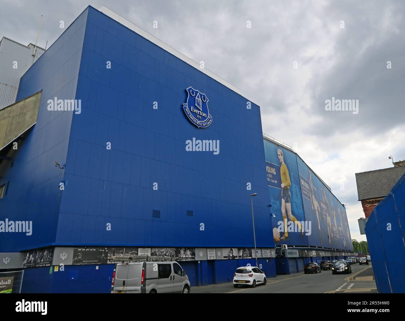 EFC-Abzeichen - Nil Statis Nisi Optimum, Everton Football Club, Goodison Park Stadium, Liverpool , Merseyside, ENGLAND, GROSSBRITANNIEN, L4 4EL Stockfoto