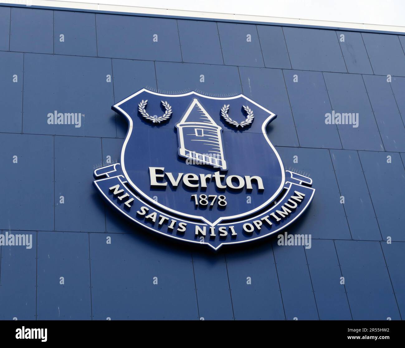 EFC-Abzeichen - Nil Statis Nisi Optimum, Everton Football Club, Goodison Park Stadium, Liverpool , Merseyside, ENGLAND, GROSSBRITANNIEN, L4 4EL Stockfoto