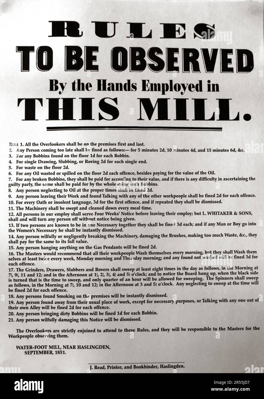 Viktorianisches Industrieplakat mit dem Titel „Regeln, die in dieser Mühle eingehalten werden“, veröffentlicht in Haslingden, Lancashire, mit strengen Vorschriften und Geldbußen Stockfoto