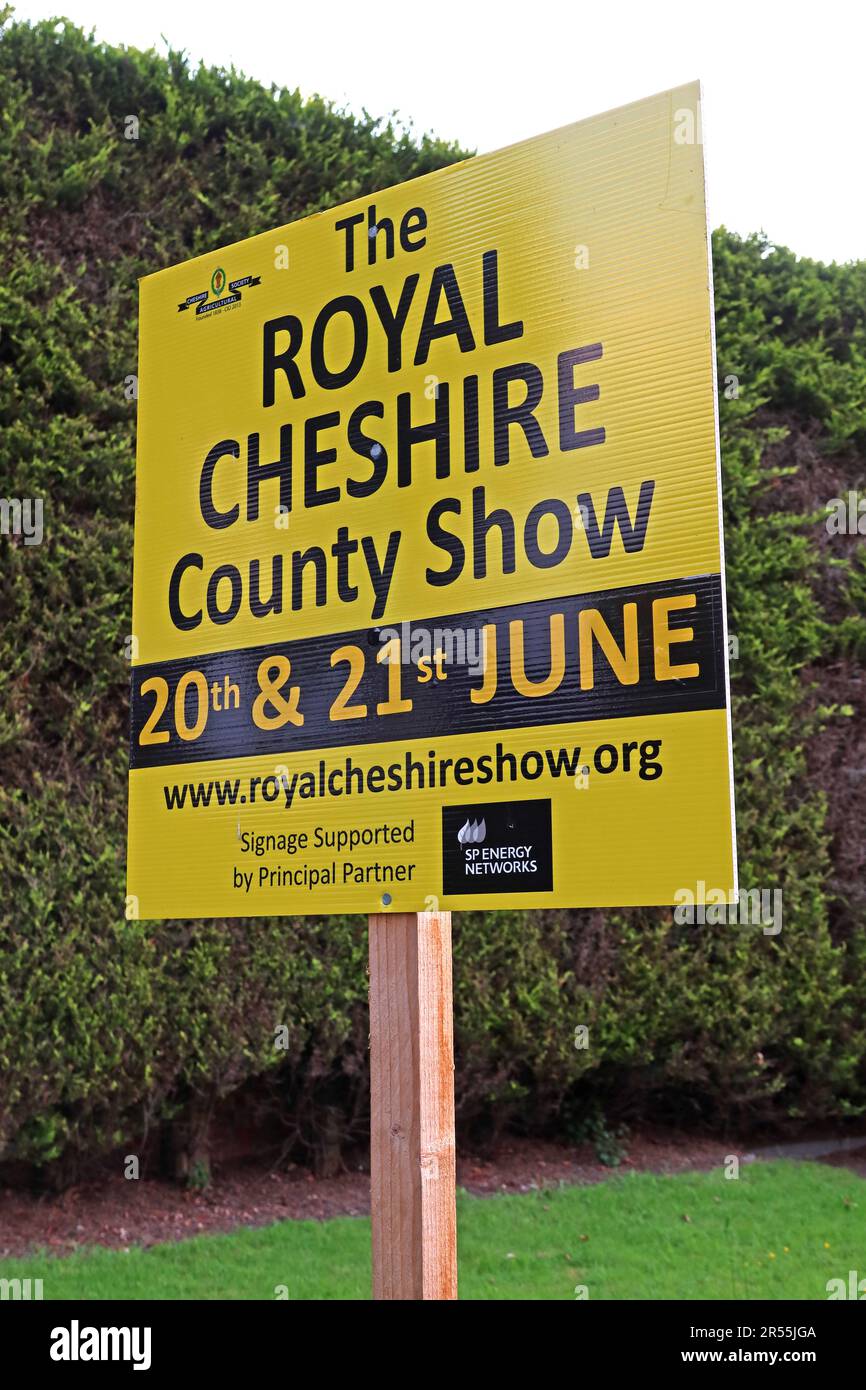 Gelbes Schild für die Royal Cheshire Show, Grappenhall Village, Warrington, Cheshire, England, UK, WA4 3ER Stockfoto
