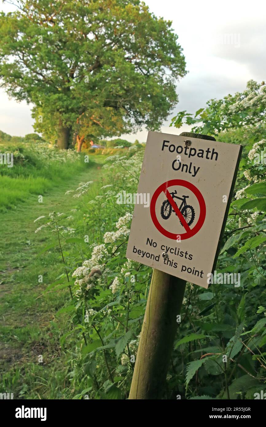 Fußweg-Schild, nur Fußgänger, keine Fahrräder oder Radfahren, hinter diesem Punkt Grappenhall Village, Warrington, Cheshire, ENGLAND, GROSSBRITANNIEN, WA4 3EX Stockfoto