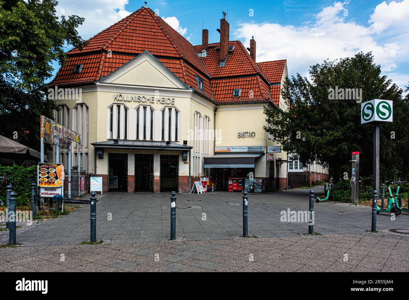 S Köllnische Heide S-Bahn Station bedient S45 S46 S47 Linien, Neukölln, Berlin. Das Gebäude an der Fassade und der Rezeption war der Architekt Karl Cornelius Stockfoto