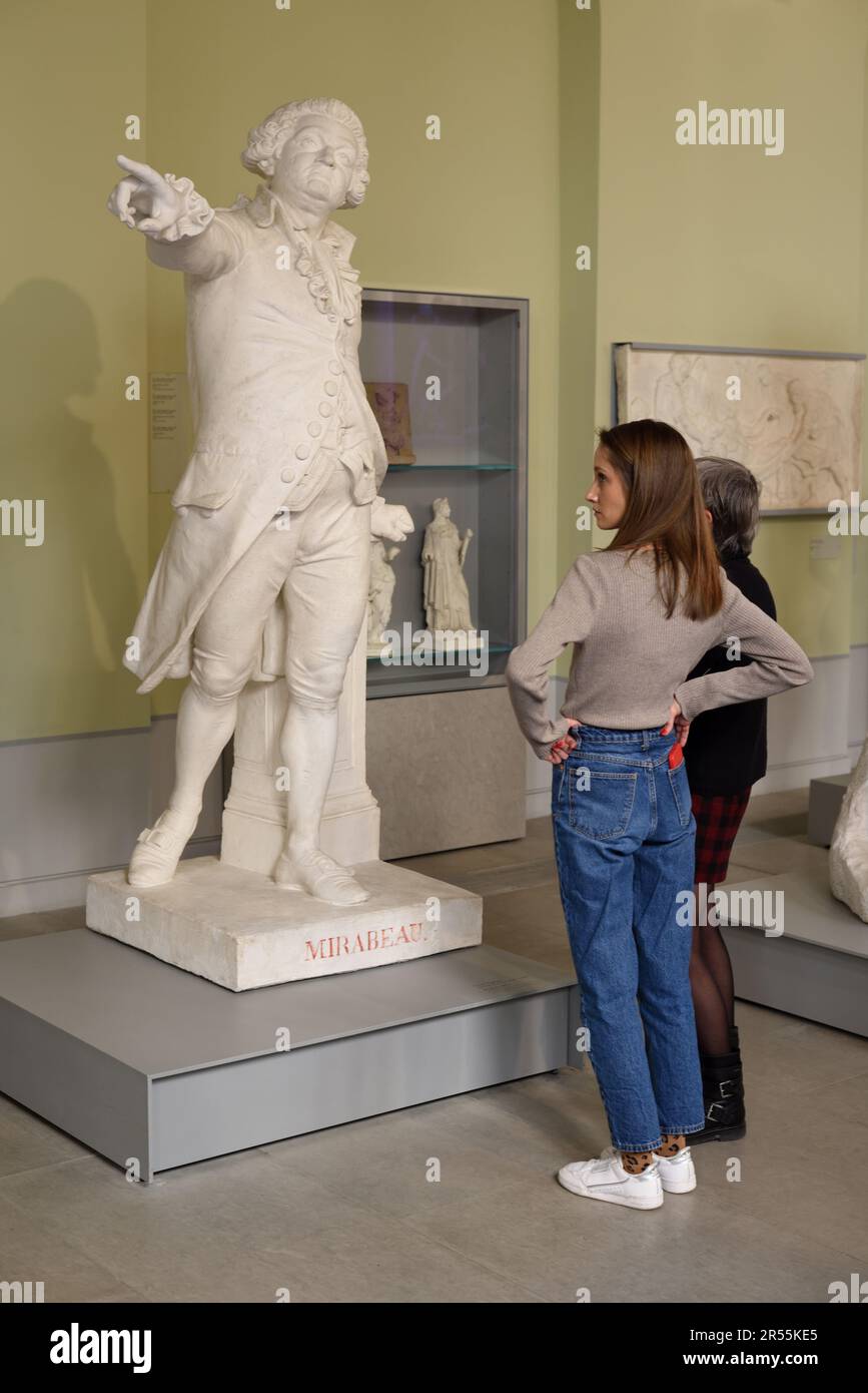 Besucher bewundern die Statue von Honoré Gabriel Riqueti, Comte de Mirabeau (1749-91) in der Skulpturengalerie Granet Museum Aix-en-Provence Frankreich Stockfoto