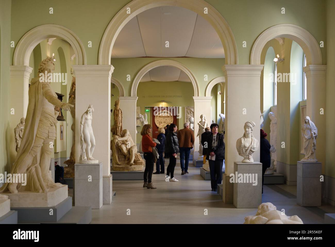 Touristen oder Besucher in der Skulpturengalerie Granet Museum Aix-en-Provence France Stockfoto