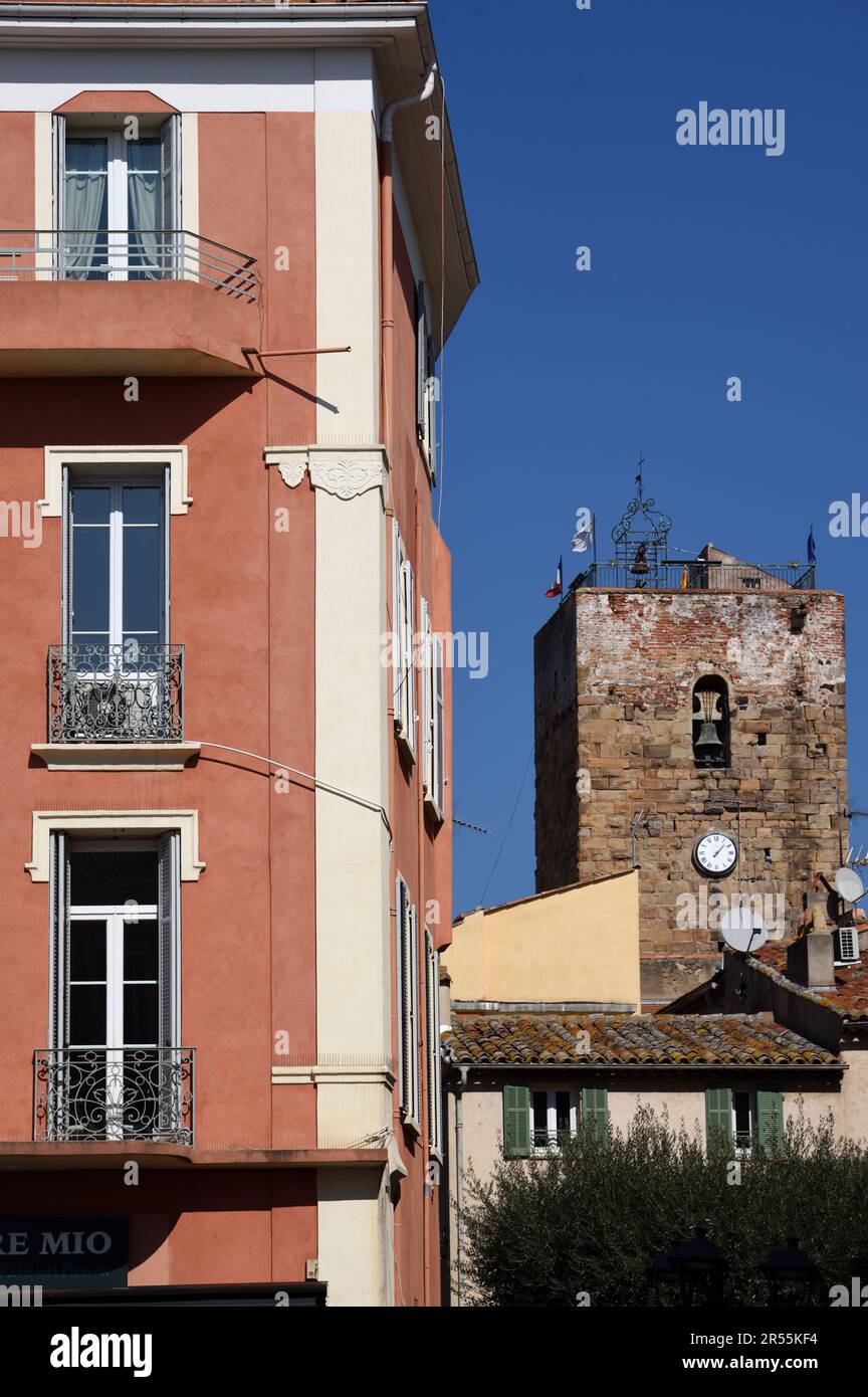 Altstadt auf dem Place Sadi Carnot mit c13. m San Rafeu Turm im Hintergrund Saint Raphael Var Côte-d'Azur oder französische Riviera Frankreich Stockfoto