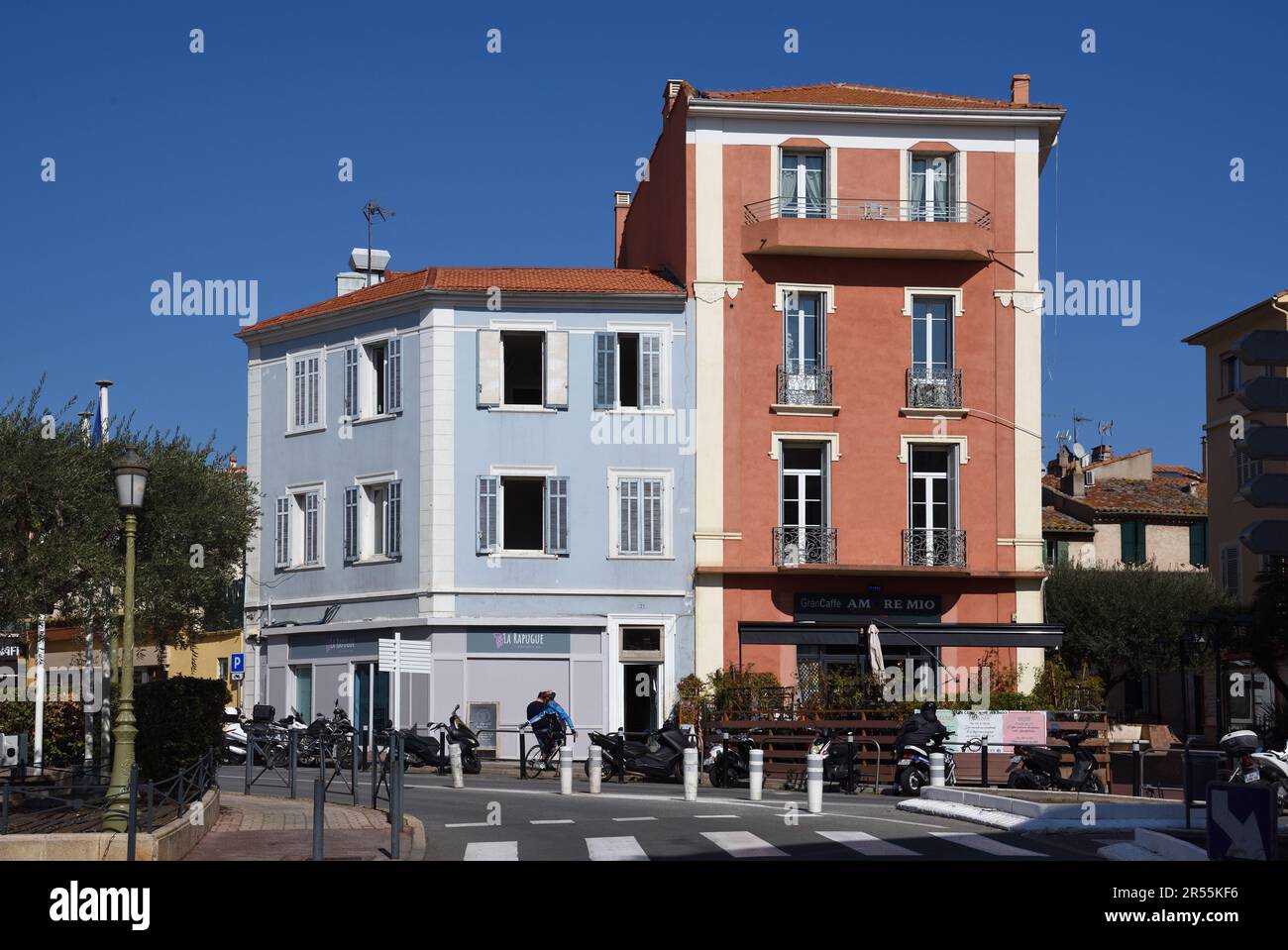 Farbenfrohes Gebäude in der Altstadt oder im historischen Viertel am Place Sadi Carnot Saint Raphael Var Côte-d'Azur oder an der französischen Riviera France Stockfoto