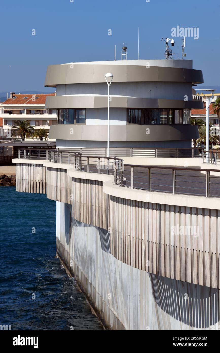 Modernistische Capitainerie, Hafenmeister oder Hafenmeistergebäude am Eingang zum Hafen, Hafen oder Hafen Saint Raphael Var Côte d'Azur Frankreich Stockfoto