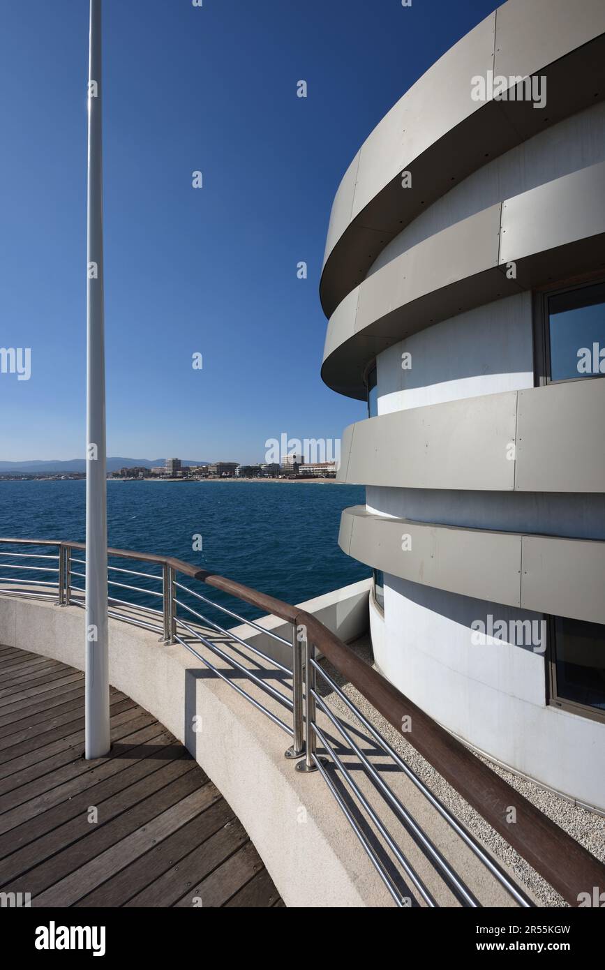 Modernistische Capitainerie, Hafenmeister oder Hafenmeistergebäude am Eingang zum Hafen, Hafen oder Hafen Saint Raphael Var Côte d'Azur Frankreich Stockfoto