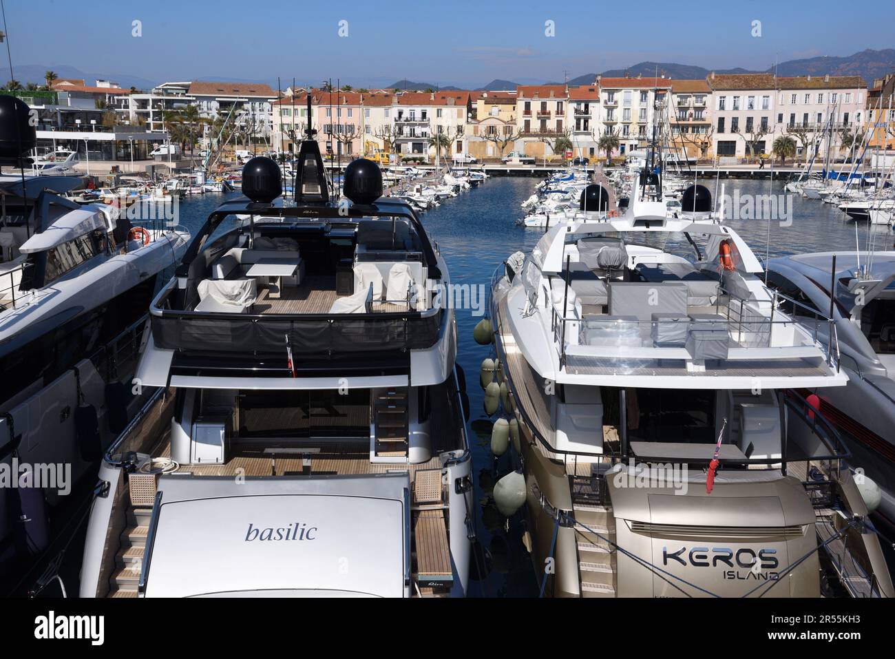 Luxusjachten liegen im Alten Hafen, Hafen oder Hafen Saint Raphael Var Côte-d'Azur oder an der französischen Riviera Frankreich vor Stockfoto