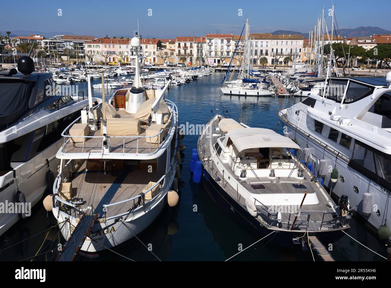 Yachten im Alten Hafen, Hafen oder Hafen Saint Raphael Var Côte-d'Azur oder an der französischen Riviera Frankreich Stockfoto