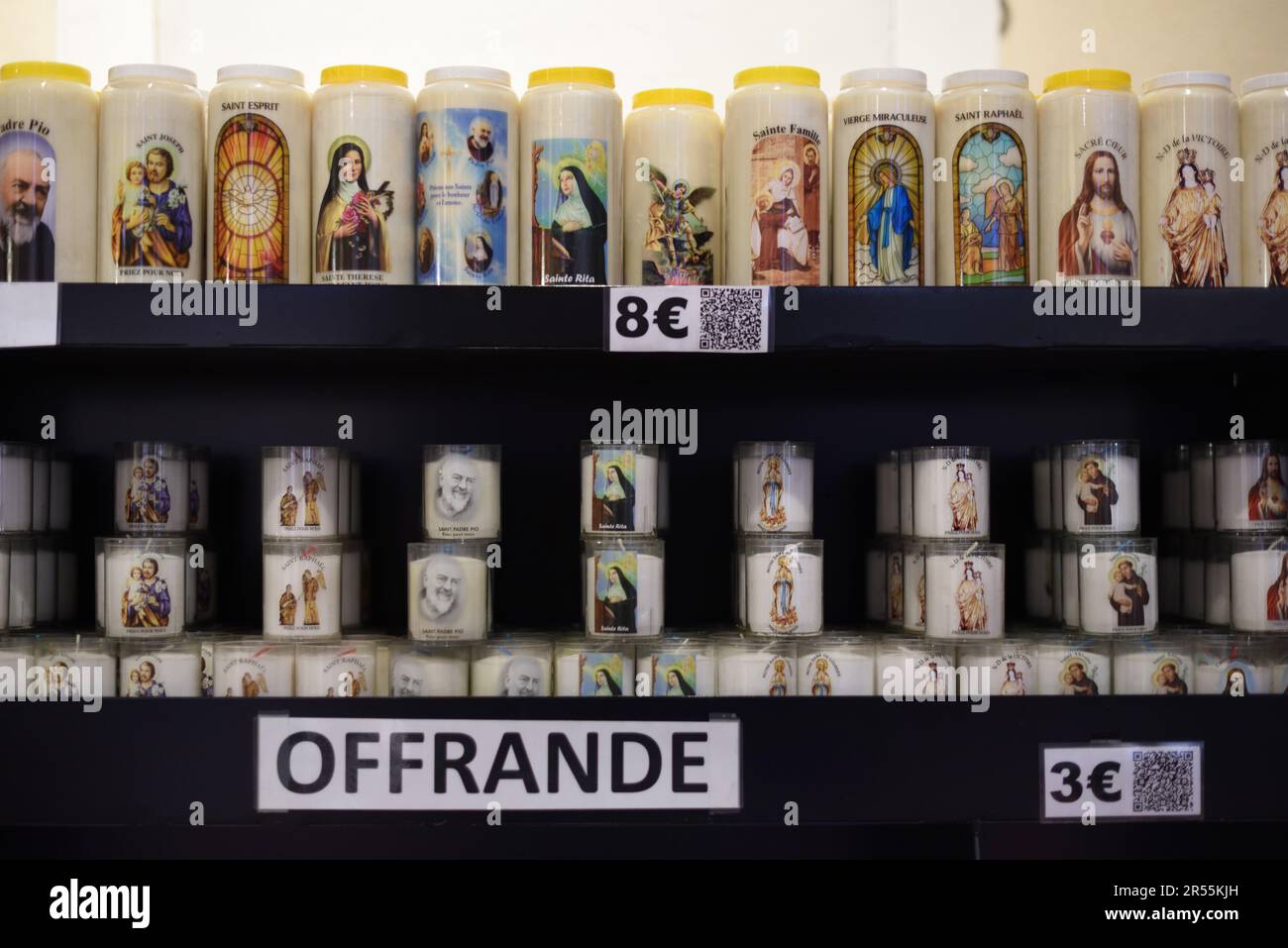 Heilige heilige oder religiöse Kerzen zum Verkauf in der Kirche Notre Dame de la Victoire in Saint Raphael Var Côte-d'Azur oder an der französischen Riviera Frankreich Stockfoto