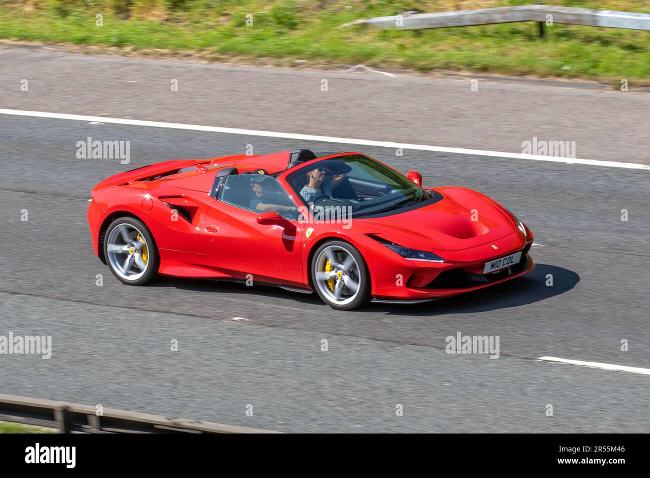 2021 roter Ferrari F8 SPIDER S-A 3902cc Benzin Roadster, fährt auf der Autobahn M61, UKL Stockfoto