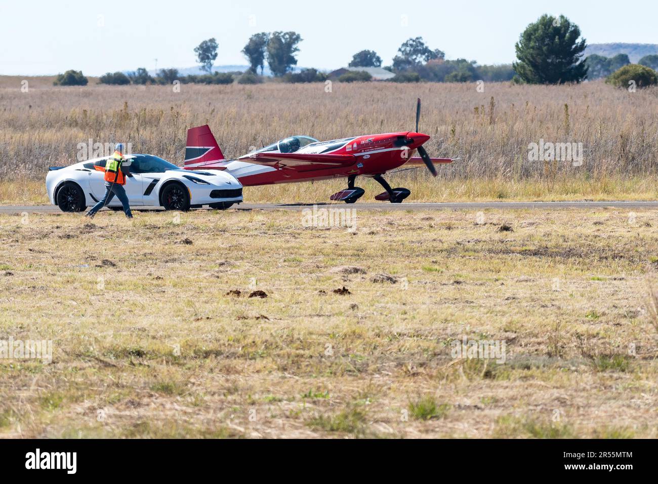 Bloemfontein, Südafrika - 20. Mai 2023: Vorbereitung auf ein Rennen zwischen einem Auto und einem Flugzeug am Flughafen Tempe in Bloemfontein. Stockfoto