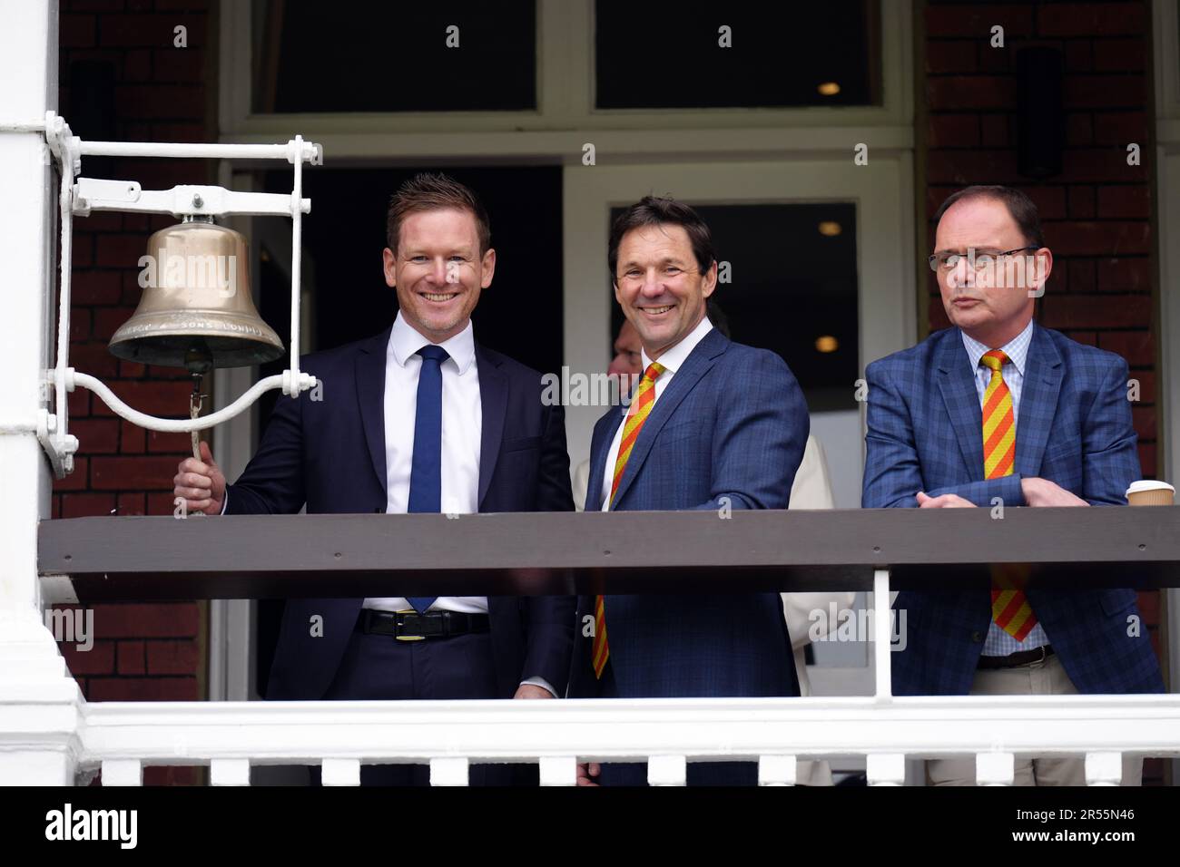 Eoin Morgan läutet die Glocke vor Spielbeginn am ersten Tag des ersten LV= Insurance Test Match bei Lord's, London. Foto: Donnerstag, 1. Juni 2023. Stockfoto