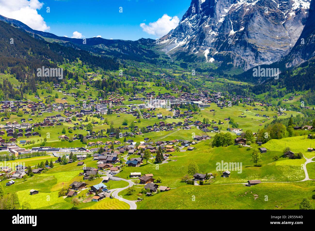Luftaufnahme der Chalets und des Wetterhorns in Grindelwald vom Eiger Express, Schweizer Alpen, Schweiz Stockfoto