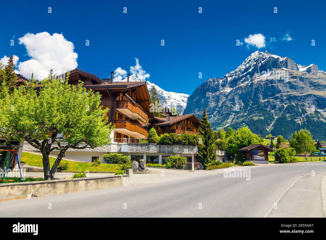 Schweizer Holzhütten mit Wetterhorn und Mattenberg in Grindelwald, Schweizer Alpen, Schweiz Stockfoto