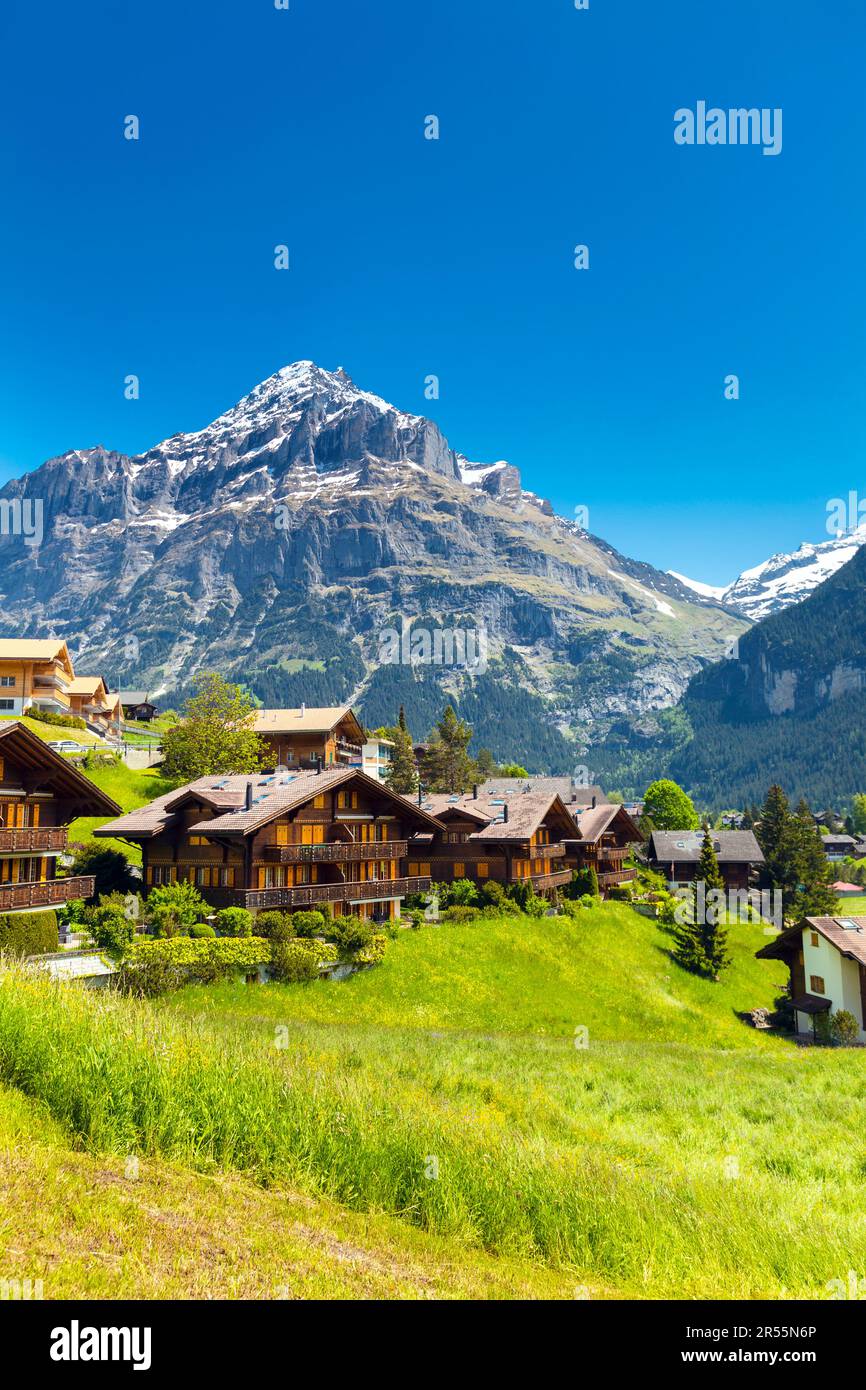 Schweizer Holzhütten mit Mattenberg in Grindelwald, Schweizer Alpen, Schweiz Stockfoto